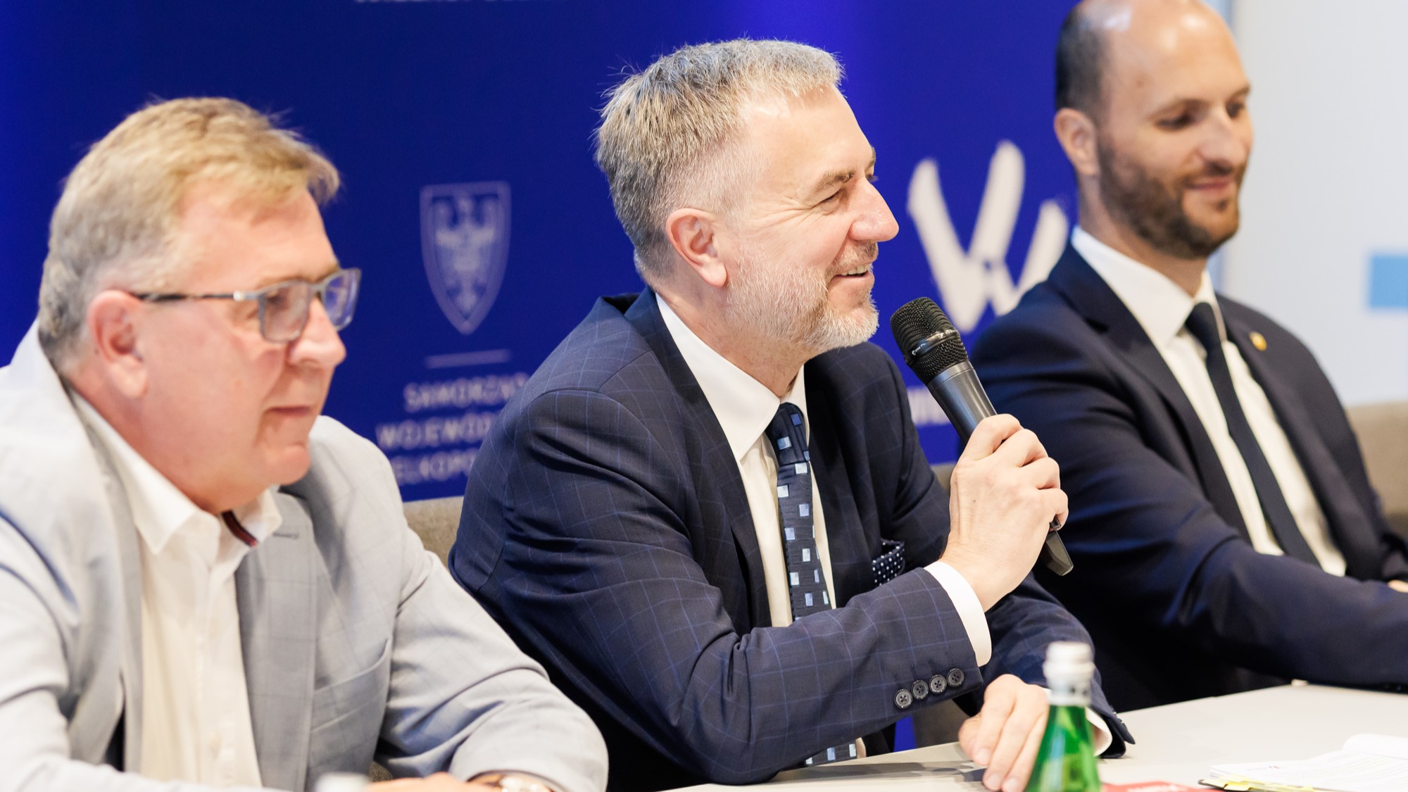 Fotografia przedstawia osoby uczestniczące w konferencji prasowej