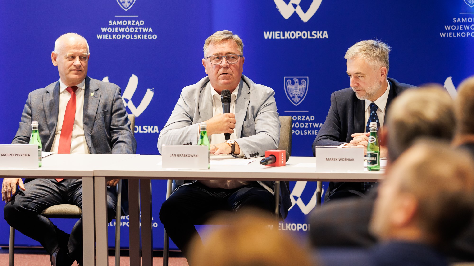 Fotografia przedstawia osoby uczestniczące w konferencji prasowej