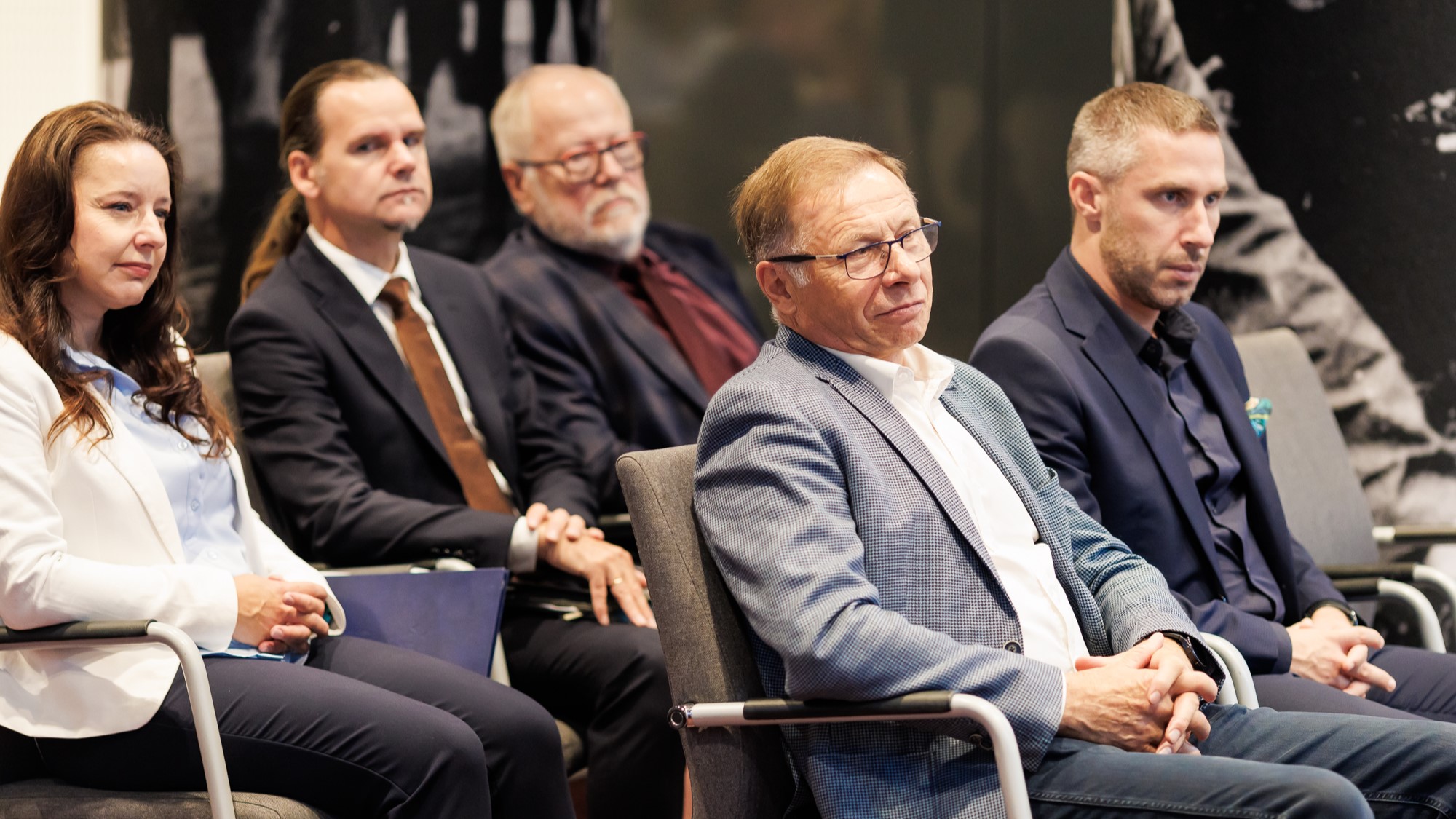 Fotografia przedstawia osoby uczestniczące w konferencji prasowej